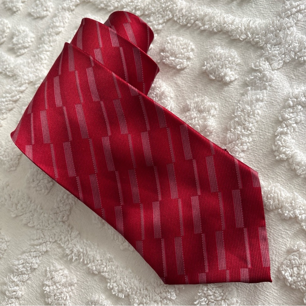 D’amante Couture Collection Men’s Silk Necktie Red and Pink Geometric